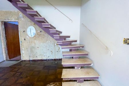 Casa à venda com 182m², 5 quartos e 4 vagasEscada