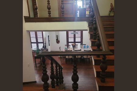 Casa à venda com 450m², 5 quartos e 3 vagas Casa à venda com 450m², 5 quartos e 3 vagasEscada