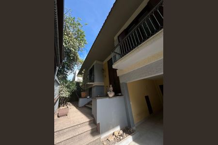 Casa à venda com 450m², 5 quartos e 3 vagas Casa à venda com 450m², 5 quartos e 3 vagasEntrada