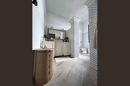 Casa à venda com 450m², 5 quartos e 3 vagas Casa à venda com 450m², 5 quartos e 3 vagasBanheiro 1