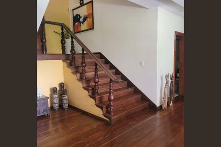 Casa à venda com 450m², 5 quartos e 3 vagas Casa à venda com 450m², 5 quartos e 3 vagasEscada