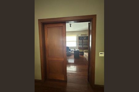 Casa à venda com 450m², 5 quartos e 3 vagas Casa à venda com 450m², 5 quartos e 3 vagasEscritório