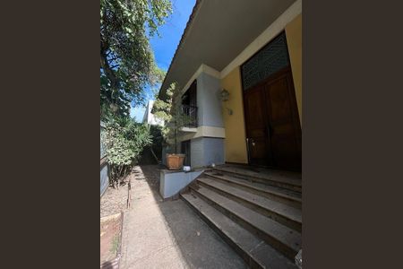 Casa à venda com 450m², 5 quartos e 3 vagas Casa à venda com 450m², 5 quartos e 3 vagasEntrada