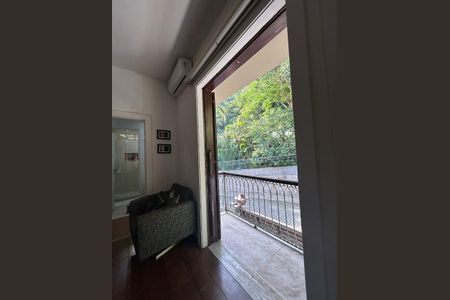 Casa à venda com 450m², 5 quartos e 3 vagas Casa à venda com 450m², 5 quartos e 3 vagasVaranda