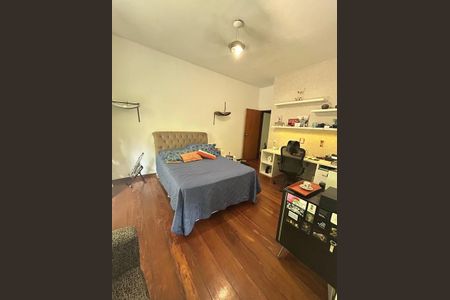 Casa à venda com 450m², 5 quartos e 3 vagas Casa à venda com 450m², 5 quartos e 3 vagasQuarto 4