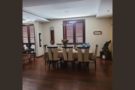 Casa à venda com 450m², 5 quartos e 3 vagas Casa à venda com 450m², 5 quartos e 3 vagasSala