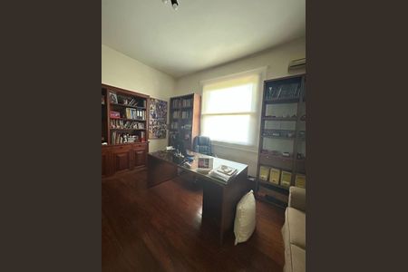 Casa à venda com 450m², 5 quartos e 3 vagas Casa à venda com 450m², 5 quartos e 3 vagasEscritório