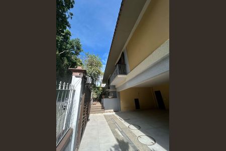 Casa à venda com 450m², 5 quartos e 3 vagas Casa à venda com 450m², 5 quartos e 3 vagasEntrada