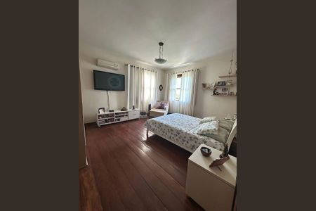 Casa à venda com 450m², 5 quartos e 3 vagas Casa à venda com 450m², 5 quartos e 3 vagasQuarto 1