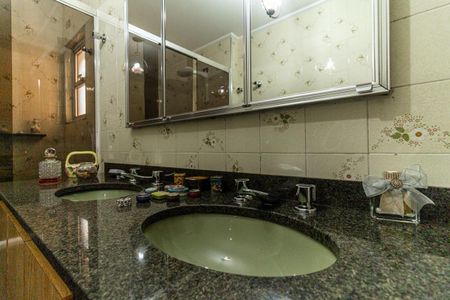 Apartamento à venda com 220m², 4 quartos e 1 vaga Apartamento à venda com 220m², 4 quartos e 1 vagaBanheiro Social