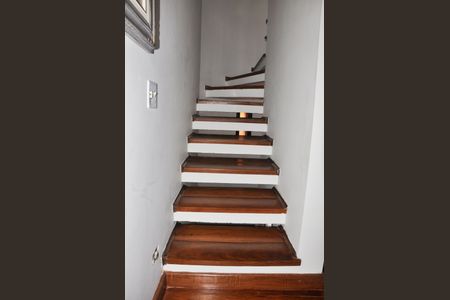 Casa à venda com 350m², 4 quartos e 3 vagas Casa à venda com 350m², 4 quartos e 3 vagasEscada Quartos