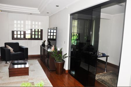 Casa à venda com 350m², 4 quartos e 3 vagas Casa à venda com 350m², 4 quartos e 3 vagasSala