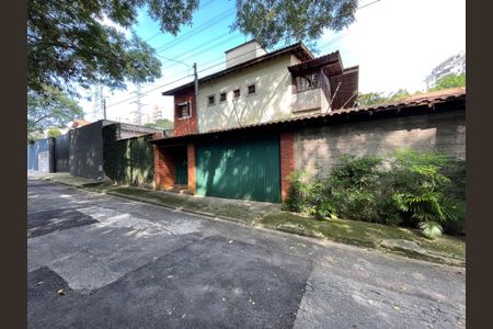 Casa à venda com 410m², 3 quartos e 8 vagasFachada
