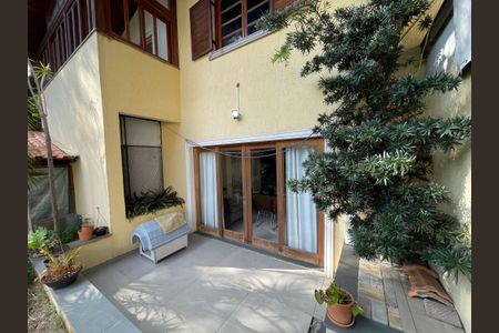 Casa à venda com 410m², 3 quartos e 8 vagasQuintal