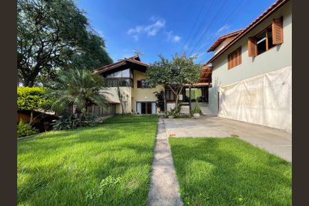 Casa à venda com 410m², 3 quartos e 8 vagasQuintal