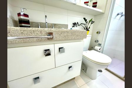 Apartamento à venda com 186m², 3 quartos e 5 vagasBanheiro da Suíte 2