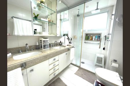 Apartamento à venda com 186m², 3 quartos e 5 vagasBanheiro da Suíte 1