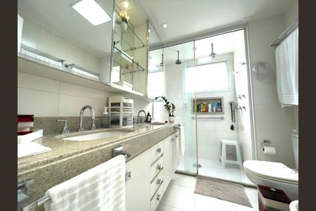 Apartamento à venda com 186m², 3 quartos e 5 vagasBanheiro da Suíte