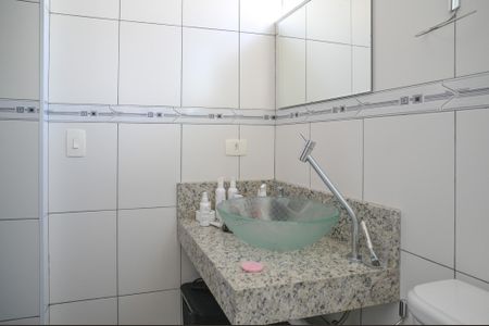 Casa à venda com 220m², 5 quartos e 4 vagasBanheiro Quarto 1 - Suite