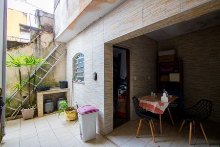 Casa à venda com 198m², 4 quartos e 2 vagas Casa à venda com 198m², 4 quartos e 2 vagasQuintal