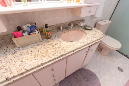 Casa à venda com 180m², 4 quartos e 1 vagaBanheiro