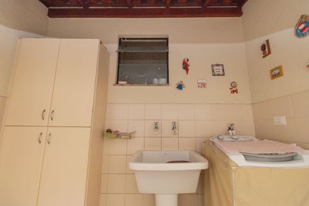 Casa à venda com 180m², 4 quartos e 1 vagaÁrea de Serviço