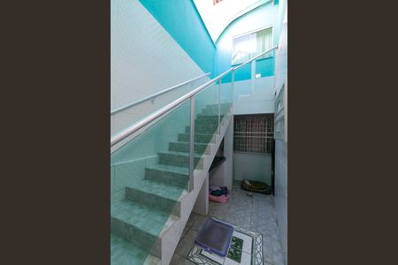 Casa à venda com 112m², 5 quartos e 2 vagas Casa à venda com 112m², 5 quartos e 2 vagasEscada