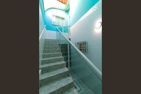 Casa à venda com 112m², 5 quartos e 2 vagas Casa à venda com 112m², 5 quartos e 2 vagasEscada