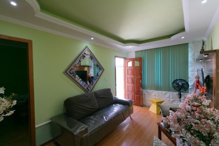 Casa à venda com 112m², 5 quartos e 2 vagas Casa à venda com 112m², 5 quartos e 2 vagasSala