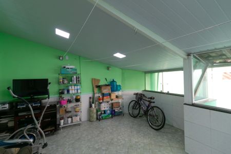 Casa à venda com 112m², 5 quartos e 2 vagas Casa à venda com 112m², 5 quartos e 2 vagasVaranda