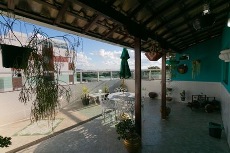 Casa à venda com 112m², 5 quartos e 2 vagas Casa à venda com 112m², 5 quartos e 2 vagasVaranda