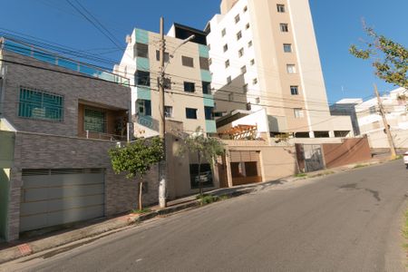 Casa à venda com 112m², 5 quartos e 2 vagas Casa à venda com 112m², 5 quartos e 2 vagasFachada