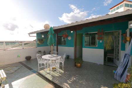 Casa à venda com 112m², 5 quartos e 2 vagas Casa à venda com 112m², 5 quartos e 2 vagasVaranda