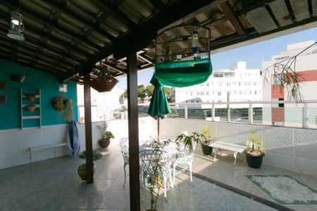 Casa à venda com 112m², 5 quartos e 2 vagas Casa à venda com 112m², 5 quartos e 2 vagasVaranda