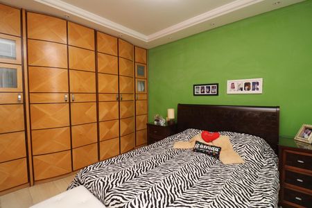 Casa à venda com 384m², 4 quartos e 2 vagasSuíte 1