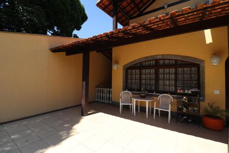 Casa à venda com 384m², 4 quartos e 2 vagasVaranda