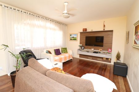 Casa à venda com 384m², 4 quartos e 2 vagasSala