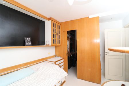 Casa à venda com 384m², 4 quartos e 2 vagasSuíte 2