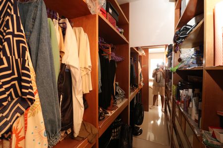 Casa à venda com 384m², 4 quartos e 2 vagasSuíte 2