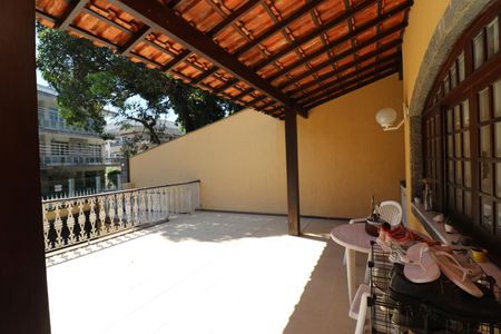 Casa à venda com 384m², 4 quartos e 2 vagasVaranda