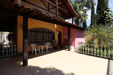 Casa à venda com 384m², 4 quartos e 2 vagasVaranda