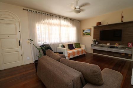 Casa à venda com 384m², 4 quartos e 2 vagasSala