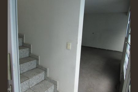 Casa à venda com 350m², 2 quartos e 2 vagasEscada