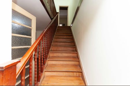 Casa para alugar com 180m², 3 quartos e 4 vagas Casa para alugar com 180m², 3 quartos e 4 vagasEscada