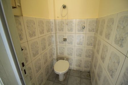 Casa à venda com 320m², 4 quartos e 1 vaga Casa à venda com 320m², 4 quartos e 1 vagaBanheiro de Serviço