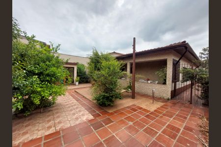 Casa à venda com 148m², 3 quartos e 4 vagas Casa à venda com 148m², 3 quartos e 4 vagasQuintal