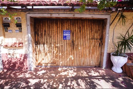 Casa para alugar com 70m², 2 quartos e 1 vagaFachada + Plaquinha 