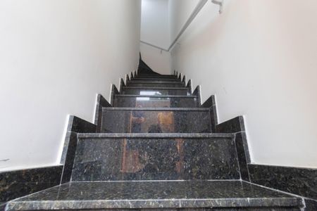 Casa de condomínio à venda com 75m², 2 quartos e 1 vagaEscada