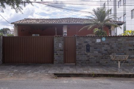 Casa à venda com 367m², 4 quartos e 4 vagas Casa à venda com 367m², 4 quartos e 4 vagasFachada