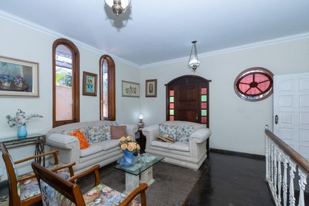 Casa à venda com 367m², 4 quartos e 4 vagas Casa à venda com 367m², 4 quartos e 4 vagasSala